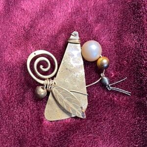 Elegant Gold and Pearl Brooch